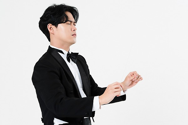 포토 JPG 스튜디오촬영 직업 남자 음악 실내 한명 서기 사람 상반신 20대 성인 옆모습 눈감음 검은색 음악가 한국인 찡그림 흰배경 지휘봉 지휘자 지휘 연미복 열중 성인남자한명만 국내포토 1 뷰포인트 컬러 백그라운드 모션 문화예술 표정 동양인 정장 청년 내부 흰색 남자한명만 성인남자만 파일형식