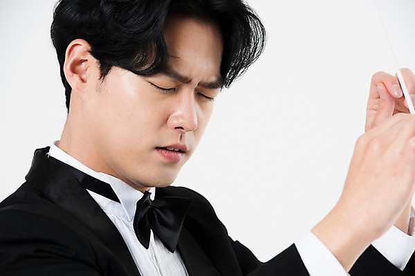 포토 JPG 스튜디오촬영 직업 남자 얼굴 음악 실내 한명 서기 사람 근접촬영 상반신 20대 성인 옆모습 신체부위 눈감음 검은색 음악가 한국인 흰배경 지휘봉 지휘자 지휘 연미복 열중 성인남자한명만 국내포토 1 뷰포인트 컬러 백그라운드 모션 문화예술 동양인 정장 청년 내부 흰색 남자한명만 성인남자만 파일형식