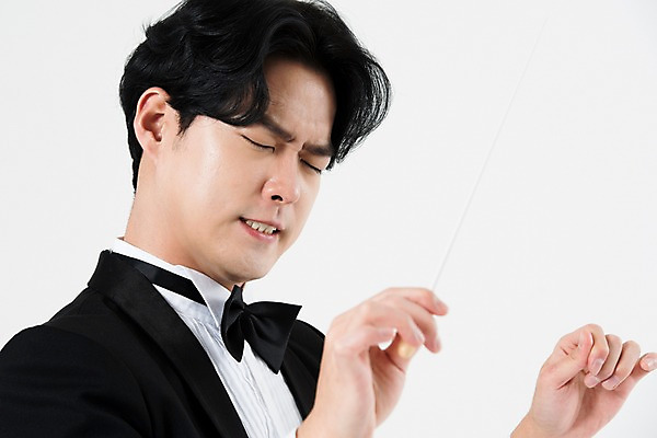 포토 JPG 스튜디오촬영 직업 남자 음악 실내 한명 서기 사람 상반신 20대 성인 옆모습 눈감음 검은색 음악가 한국인 찡그림 흰배경 지휘봉 지휘자 지휘 연미복 열중 성인남자한명만 국내포토 1 뷰포인트 컬러 백그라운드 모션 문화예술 표정 동양인 정장 청년 내부 흰색 남자한명만 성인남자만 파일형식