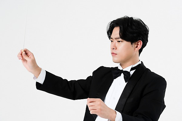 포토 JPG 스튜디오촬영 직업 응시 남자 음악 실내 한명 서기 사람 상반신 20대 성인 옆모습 검은색 음악가 한국인 흰배경 지휘봉 지휘자 지휘 연미복 열중 성인남자한명만 국내포토 1 시선 뷰포인트 컬러 백그라운드 모션 문화예술 동양인 정장 청년 내부 흰색 남자한명만 성인남자만 파일형식