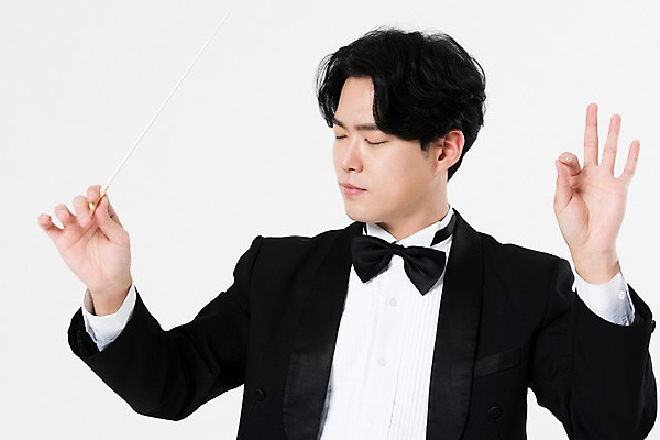 포토 JPG 스튜디오촬영 직업 남자 음악 실내 한명 서기 사람 손짓 상반신 20대 성인 앞모습 눈감음 검은색 음악가 한국인 흰배경 지휘봉 지휘자 지휘 연미복 열중 성인남자한명만 국내포토 1 뷰포인트 컬러 백그라운드 모션 문화예술 동양인 정장 청년 내부 흰색 남자한명만 성인남자만 파일형식