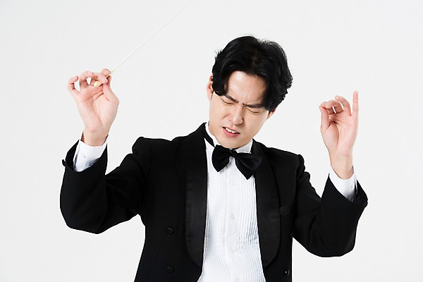 포토 JPG 스튜디오촬영 직업 남자 음악 실내 한명 서기 사람 상반신 20대 성인 앞모습 검은색 음악가 한국인 찡그림 흰배경 지휘봉 지휘자 지휘 연미복 열중 성인남자한명만 국내포토 1 뷰포인트 컬러 백그라운드 모션 문화예술 표정 동양인 정장 청년 내부 흰색 남자한명만 성인남자만 파일형식