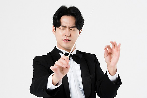 포토 JPG 스튜디오촬영 직업 남자 음악 실내 한명 서기 사람 상반신 20대 성인 앞모습 눈감음 검은색 음악가 한국인 흰배경 지휘봉 지휘자 지휘 연미복 열중 성인남자한명만 국내포토 1 뷰포인트 컬러 백그라운드 모션 문화예술 동양인 정장 청년 내부 흰색 남자한명만 성인남자만 파일형식