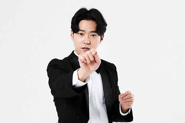 포토 JPG 스튜디오촬영 직업 응시 남자 음악 실내 한명 서기 사람 상반신 20대 성인 앞모습 검은색 음악가 한국인 흰배경 지휘봉 지휘자 지휘 연미복 열중 성인남자한명만 국내포토 1 시선 뷰포인트 컬러 백그라운드 모션 문화예술 동양인 정장 청년 내부 흰색 남자한명만 성인남자만 파일형식