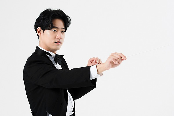 포토 JPG 스튜디오촬영 직업 응시 남자 음악 실내 한명 서기 사람 상반신 20대 성인 옆모습 검은색 음악가 한국인 흰배경 지휘봉 지휘자 지휘 연미복 열중 성인남자한명만 국내포토 1 시선 뷰포인트 컬러 백그라운드 모션 문화예술 동양인 정장 청년 내부 흰색 남자한명만 성인남자만 파일형식