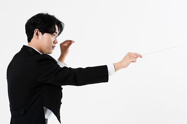 포토 JPG 스튜디오촬영 직업 남자 음악 실내 한명 서기 사람 상반신 20대 성인 옆모습 검은색 음악가 한국인 흰배경 지휘봉 지휘자 지휘 연미복 열중 성인남자한명만 국내포토 1 뷰포인트 컬러 백그라운드 모션 문화예술 동양인 정장 청년 내부 흰색 남자한명만 성인남자만 파일형식