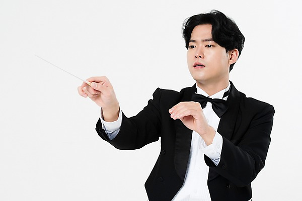 포토 JPG 스튜디오촬영 직업 응시 남자 음악 실내 한명 서기 사람 상반신 20대 성인 옆모습 검은색 음악가 한국인 흰배경 열정 지휘봉 지휘자 지휘 연미복 열중 성인남자한명만 국내포토 1 시선 감정 뷰포인트 컬러 백그라운드 모션 문화예술 동양인 정장 청년 내부 흰색 남자한명만 성인남자만 파일형식