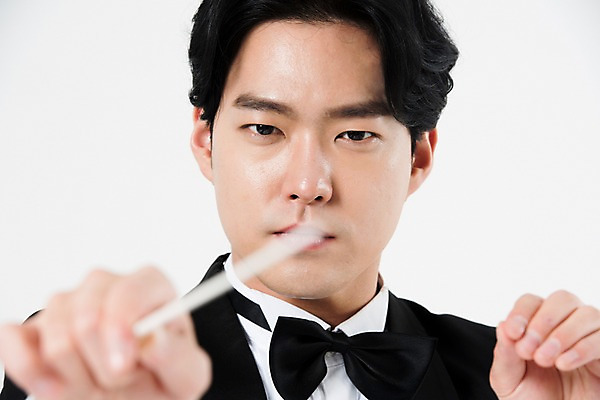 포토 JPG 스튜디오촬영 직업 응시 남자 얼굴 음악 실내 한명 서기 사람 상반신 20대 성인 앞모습 신체부위 검은색 음악가 한국인 흰배경 열정 지휘봉 지휘자 지휘 연미복 열중 성인남자한명만 국내포토 1 시선 감정 뷰포인트 컬러 백그라운드 모션 문화예술 동양인 정장 청년 내부 흰색 남자한명만 성인남자만 파일형식
