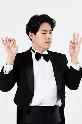 포토 JPG 스튜디오촬영 직업 응시 남자 음악 실내 한명 서기 사람 상반신 20대 성인 앞모습 검은색 음악가 한국인 흰배경 지휘봉 지휘자 지휘 연미복 열중 성인남자한명만 국내포토 1 시선 뷰포인트 컬러 백그라운드 모션 문화예술 동양인 정장 청년 내부 흰색 남자한명만 성인남자만 파일형식