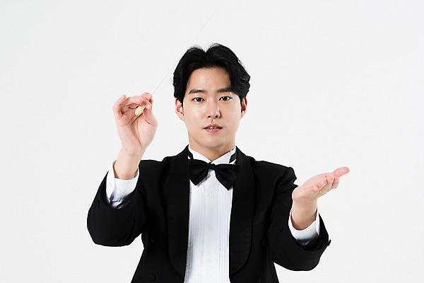 포토 JPG 스튜디오촬영 직업 응시 남자 음악 실내 한명 서기 사람 손짓 상반신 20대 성인 앞모습 검은색 음악가 한국인 흰배경 열정 지휘봉 지휘자 지휘 연미복 성인남자한명만 국내포토 1 시선 감정 뷰포인트 컬러 백그라운드 모션 문화예술 동양인 정장 청년 내부 흰색 남자한명만 성인남자만 파일형식