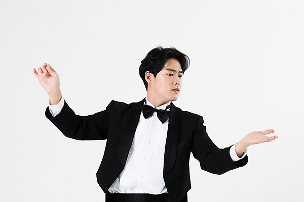 포토 JPG 스튜디오촬영 직업 응시 남자 음악 실내 한명 서기 사람 손짓 상반신 20대 성인 앞모습 검은색 음악가 한국인 흰배경 지휘봉 지휘자 지휘 연미복 열중 성인남자한명만 국내포토 1 시선 뷰포인트 컬러 백그라운드 모션 문화예술 동양인 정장 청년 내부 흰색 남자한명만 성인남자만 파일형식