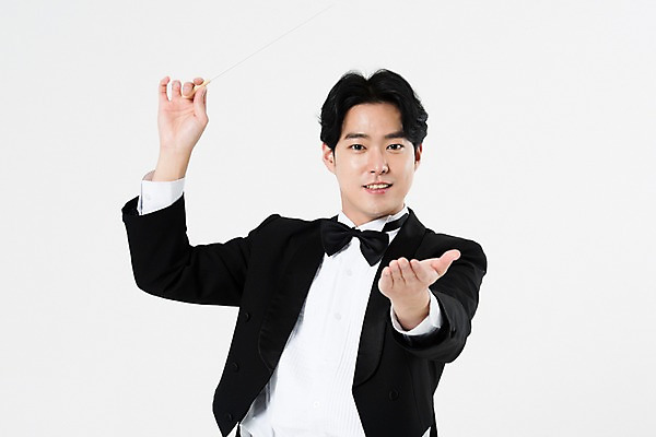 포토 JPG 스튜디오촬영 직업 응시 남자 음악 실내 한명 서기 미소 사람 손짓 상반신 20대 성인 앞모습 검은색 음악가 한국인 흰배경 지휘봉 지휘자 지휘 연미복 성인남자한명만 국내포토 1 시선 뷰포인트 컬러 백그라운드 모션 문화예술 표정 동양인 정장 청년 내부 흰색 남자한명만 성인남자만 파일형식