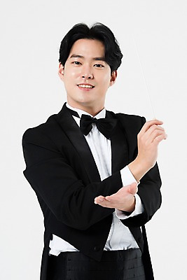 포토 JPG 스튜디오촬영 직업 응시 남자 음악 실내 한명 서기 미소 사람 손짓 상반신 20대 성인 앞모습 검은색 음악가 한국인 흰배경 지휘봉 지휘자 지휘 연미복 성인남자한명만 국내포토 1 시선 뷰포인트 컬러 백그라운드 모션 문화예술 표정 동양인 정장 청년 내부 흰색 남자한명만 성인남자만 파일형식