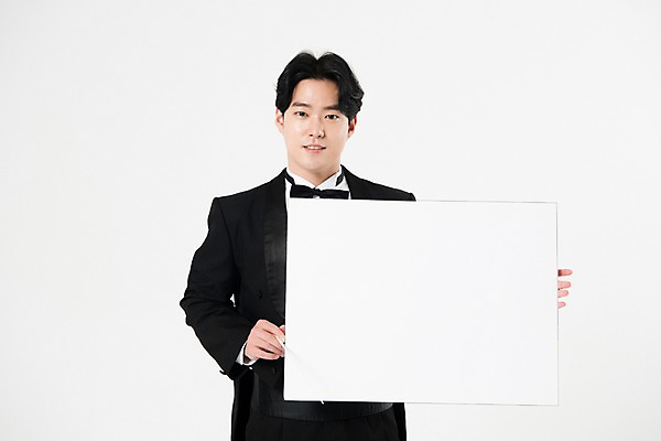 포토 JPG 스튜디오촬영 직업 배너 응시 남자 음악 사각프레임 실내 한명 서기 들기 사람 상반신 20대 성인 앞모습 검은색 음악가 한국인 흰배경 지휘봉 지휘자 연미복 성인남자한명만 국내포토 1 시선 뷰포인트 컬러 백그라운드 모션 문화예술 프레임 동양인 정장 청년 내부 사각형 흰색 남자한명만 성인남자만 파일형식