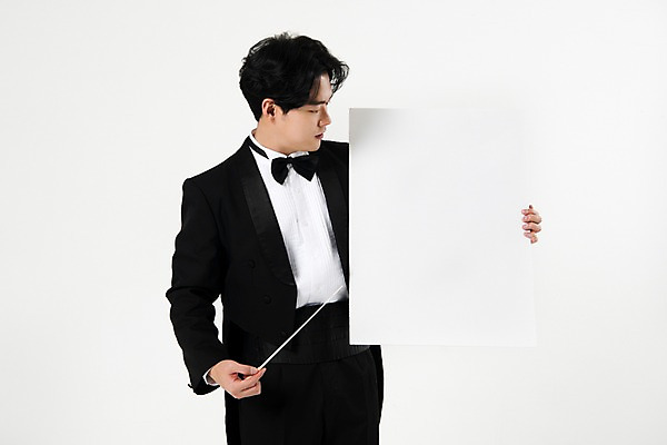 포토 JPG 스튜디오촬영 직업 배너 응시 남자 음악 사각프레임 실내 한명 서기 들기 사람 상반신 20대 성인 앞모습 검은색 음악가 한국인 가리킴 흰배경 지휘봉 지휘자 연미복 성인남자한명만 국내포토 1 시선 뷰포인트 컬러 백그라운드 모션 문화예술 프레임 동양인 정장 손짓 청년 내부 사각형 흰색 남자한명만 성인남자만 파일형식