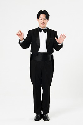 포토 JPG 스튜디오촬영 전신 직업 응시 남자 음악 실내 한명 서기 미소 사람 손짓 20대 성인 앞모습 검은색 음악가 한국인 흰배경 지휘봉 지휘자 지휘 연미복 성인남자한명만 국내포토 1 시선 뷰포인트 컬러 백그라운드 모션 문화예술 표정 동양인 정장 청년 내부 흰색 남자한명만 성인남자만 파일형식
