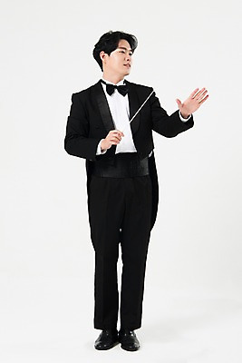 포토 JPG 스튜디오촬영 전신 직업 응시 남자 음악 실내 한명 서기 사람 손짓 20대 성인 앞모습 검은색 음악가 한국인 흰배경 지휘봉 지휘자 지휘 연미복 성인남자한명만 국내포토 1 시선 뷰포인트 컬러 백그라운드 모션 문화예술 동양인 정장 청년 내부 흰색 남자한명만 성인남자만 파일형식