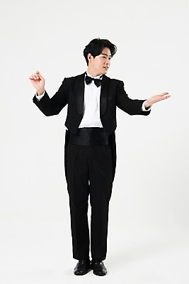 포토 JPG 스튜디오촬영 전신 직업 응시 남자 음악 실내 한명 서기 미소 사람 손짓 20대 성인 앞모습 검은색 음악가 한국인 흰배경 지휘봉 지휘자 지휘 연미복 성인남자한명만 국내포토 1 시선 뷰포인트 컬러 백그라운드 모션 문화예술 표정 동양인 정장 청년 내부 흰색 남자한명만 성인남자만 파일형식