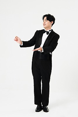 포토 JPG 스튜디오촬영 전신 직업 남자 음악 실내 한명 서기 사람 20대 성인 앞모습 검은색 음악가 한국인 흰배경 지휘봉 지휘자 지휘 연미복 성인남자한명만 국내포토 1 뷰포인트 컬러 백그라운드 모션 문화예술 동양인 정장 청년 내부 흰색 남자한명만 성인남자만 파일형식