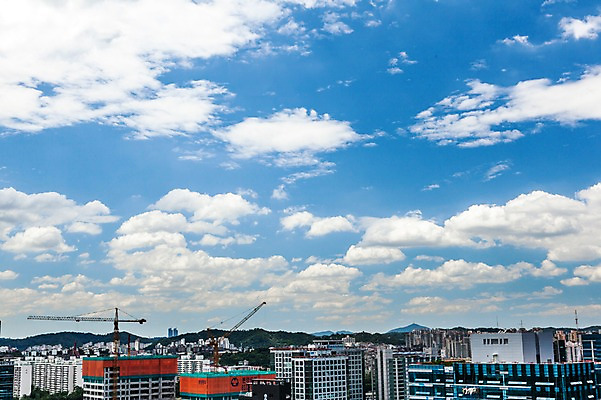 포토 JPG 주간 구름 자연 하늘 한국 풍경 사람없음 야외 건물 파란색 맑음 도시 판교 국내포토 자연요소 건축물 아시아 컬러 날씨 생태계 분당 파일형식