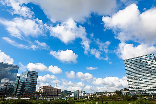 포토 JPG 주간 구름 자연 하늘 한국 풍경 사람없음 야외 건물 파란색 맑음 도시 판교 국내포토 자연요소 건축물 아시아 컬러 날씨 생태계 분당 파일형식