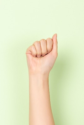 포토 JPG 스튜디오촬영 알파벳 커뮤니케이션 실내 누끼 사람 손짓 신체부위 30대 복지 A 소통 의사소통 지문자 청각장애인 초록배경 국내포토 영어 백그라운드 컨셉 모션 내부 초록색 장년 장애인 사회이슈 수화 파일형식