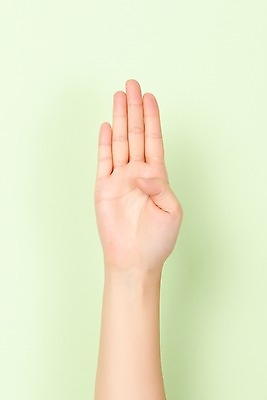 포토 JPG 스튜디오촬영 알파벳 커뮤니케이션 실내 누끼 사람 손짓 신체부위 30대 B 복지 소통 의사소통 지문자 청각장애인 초록배경 국내포토 영어 백그라운드 컨셉 모션 내부 초록색 장년 장애인 사회이슈 수화 파일형식