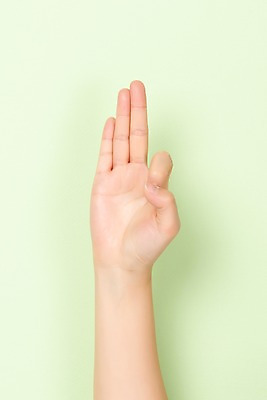 포토 JPG 스튜디오촬영 알파벳 커뮤니케이션 실내 누끼 사람 손짓 신체부위 30대 복지 F 소통 의사소통 지문자 청각장애인 초록배경 국내포토 영어 백그라운드 컨셉 모션 내부 초록색 장년 장애인 사회이슈 수화 파일형식