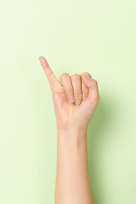 포토 JPG 스튜디오촬영 알파벳 커뮤니케이션 실내 누끼 사람 손짓 신체부위 30대 복지 I 소통 의사소통 지문자 청각장애인 초록배경 국내포토 영어 백그라운드 컨셉 모션 내부 초록색 장년 장애인 사회이슈 수화 파일형식