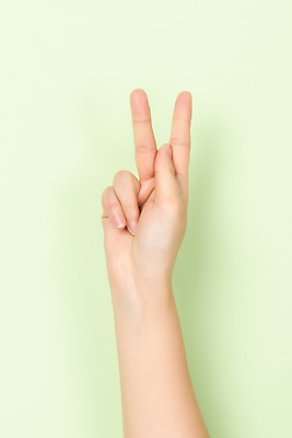 포토 JPG 스튜디오촬영 알파벳 커뮤니케이션 실내 누끼 사람 손짓 신체부위 30대 복지 K 소통 의사소통 지문자 청각장애인 초록배경 국내포토 영어 백그라운드 컨셉 모션 내부 초록색 장년 장애인 사회이슈 수화 파일형식