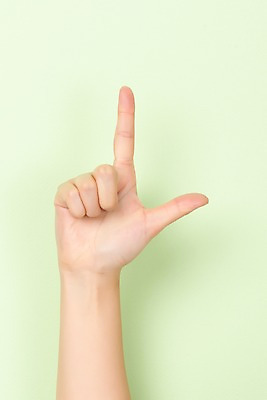 포토 JPG 스튜디오촬영 알파벳 커뮤니케이션 실내 누끼 사람 손짓 신체부위 30대 복지 L 소통 의사소통 지문자 청각장애인 초록배경 국내포토 영어 백그라운드 컨셉 모션 내부 초록색 장년 장애인 사회이슈 수화 파일형식