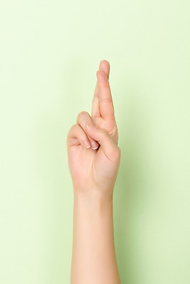 포토 JPG 스튜디오촬영 알파벳 커뮤니케이션 실내 누끼 사람 손짓 신체부위 30대 복지 R 소통 의사소통 지문자 청각장애인 초록배경 국내포토 영어 백그라운드 컨셉 모션 내부 초록색 장년 장애인 사회이슈 수화 파일형식