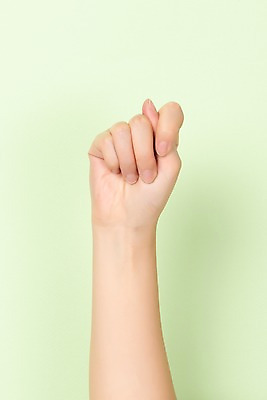 포토 JPG 스튜디오촬영 알파벳 커뮤니케이션 실내 누끼 사람 손짓 신체부위 30대 복지 T 소통 의사소통 지문자 청각장애인 초록배경 국내포토 영어 백그라운드 컨셉 모션 내부 초록색 장년 장애인 사회이슈 수화 파일형식