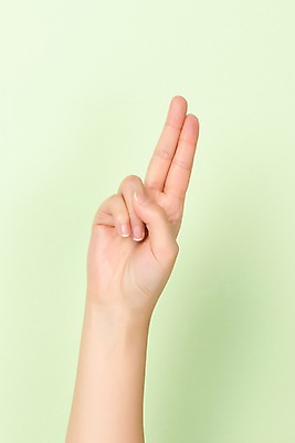 포토 JPG 스튜디오촬영 알파벳 커뮤니케이션 실내 누끼 사람 손짓 신체부위 30대 U 복지 소통 의사소통 지문자 청각장애인 초록배경 국내포토 영어 백그라운드 컨셉 모션 내부 초록색 장년 장애인 사회이슈 수화 파일형식