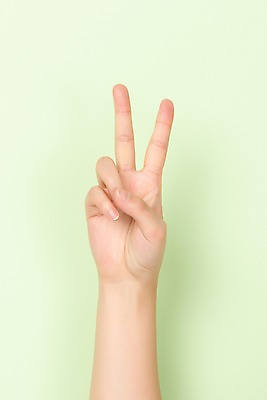 포토 JPG 스튜디오촬영 알파벳 커뮤니케이션 실내 누끼 사람 손짓 신체부위 30대 복지 V 소통 의사소통 지문자 청각장애인 초록배경 국내포토 영어 백그라운드 컨셉 모션 내부 초록색 장년 장애인 사회이슈 수화 파일형식