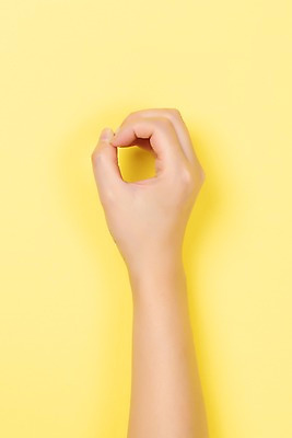 포토 JPG 스튜디오촬영 커뮤니케이션 실내 누끼 사람 손짓 신체부위 30대 숫자 복지 영 소통 노란배경 의사소통 지문자 청각장애인 국내포토 문자 백그라운드 컨셉 모션 내부 장년 노란색 장애인 사회이슈 수화 파일형식