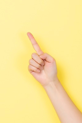 포토 JPG 스튜디오촬영 1 커뮤니케이션 실내 누끼 사람 손짓 신체부위 30대 숫자 복지 소통 노란배경 의사소통 지문자 청각장애인 국내포토 문자 백그라운드 컨셉 모션 내부 장년 노란색 장애인 사회이슈 수화 파일형식