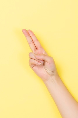 포토 JPG 스튜디오촬영 2 커뮤니케이션 실내 누끼 사람 손짓 신체부위 30대 숫자 복지 소통 노란배경 의사소통 지문자 청각장애인 국내포토 문자 백그라운드 컨셉 모션 내부 장년 노란색 장애인 사회이슈 수화 파일형식