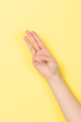 포토 JPG 스튜디오촬영 커뮤니케이션 실내 3 누끼 사람 손짓 신체부위 30대 숫자 복지 소통 노란배경 의사소통 지문자 청각장애인 국내포토 문자 백그라운드 컨셉 모션 내부 장년 노란색 장애인 사회이슈 수화 파일형식