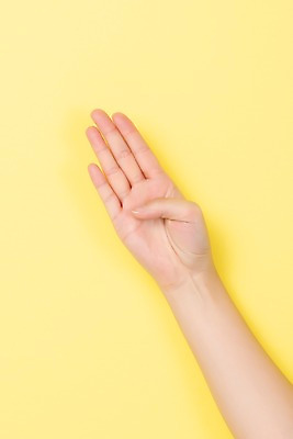 포토 JPG 스튜디오촬영 커뮤니케이션 실내 누끼 사람 손짓 신체부위 30대 숫자 4 복지 소통 노란배경 의사소통 지문자 청각장애인 국내포토 문자 백그라운드 컨셉 모션 내부 장년 노란색 장애인 사회이슈 수화 파일형식