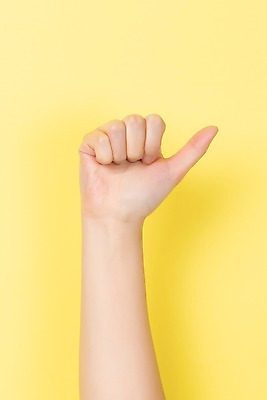 포토 JPG 스튜디오촬영 커뮤니케이션 실내 누끼 사람 손짓 신체부위 30대 숫자 복지 5 소통 노란배경 의사소통 지문자 청각장애인 국내포토 문자 백그라운드 컨셉 모션 내부 장년 노란색 장애인 사회이슈 수화 파일형식