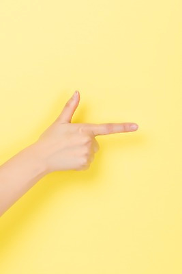 포토 JPG 스튜디오촬영 커뮤니케이션 실내 누끼 사람 손짓 신체부위 30대 숫자 6 복지 소통 노란배경 의사소통 지문자 청각장애인 국내포토 문자 백그라운드 컨셉 모션 내부 장년 노란색 장애인 사회이슈 수화 파일형식