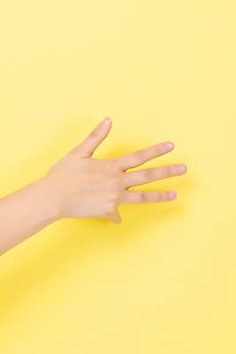 포토 JPG 스튜디오촬영 커뮤니케이션 실내 누끼 사람 손짓 신체부위 30대 숫자 8 복지 소통 노란배경 의사소통 지문자 청각장애인 국내포토 문자 백그라운드 컨셉 모션 내부 장년 노란색 장애인 사회이슈 수화 파일형식