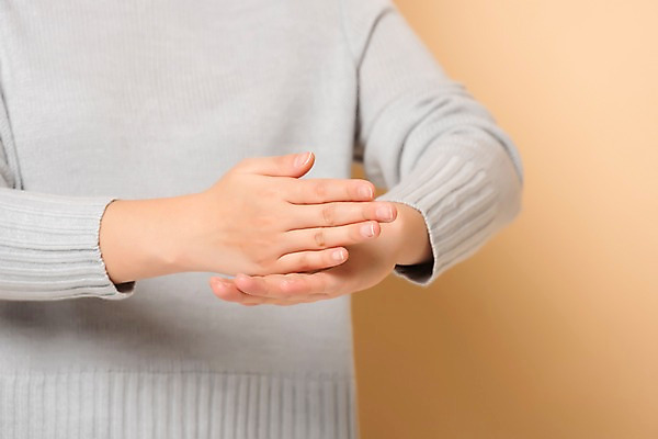 포토 JPG 스튜디오촬영 손 커뮤니케이션 실내 사람 손짓 상반신 앞모습 신체부위 30대 복지 감사 소통 의사소통 베이지색배경 청각장애인 국내포토 감정 뷰포인트 백그라운드 컨셉 모션 내부 장년 장애인 사회이슈 베이지색 파일형식