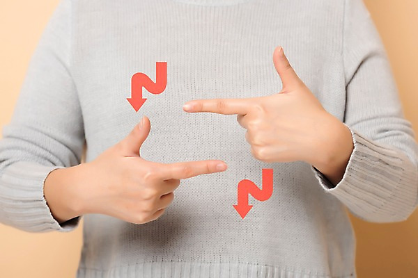 포토 JPG 스튜디오촬영 손 커뮤니케이션 실내 사람 손짓 상반신 앞모습 신체부위 30대 기쁨 복지 소통 의사소통 베이지색배경 청각장애인 국내포토 감정 뷰포인트 백그라운드 컨셉 모션 내부 장년 장애인 사회이슈 베이지색 파일형식