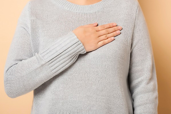 포토 JPG 스튜디오촬영 손 커뮤니케이션 실내 사람 손짓 상반신 앞모습 신체부위 30대 복지 소통 의사소통 베이지색배경 청각장애인 국내포토 뷰포인트 백그라운드 컨셉 모션 내부 장년 장애인 사회이슈 베이지색 파일형식