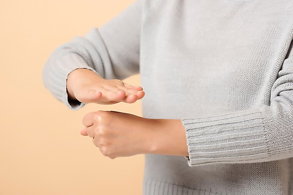 포토 JPG 스튜디오촬영 손 커뮤니케이션 실내 사랑 사람 손짓 상반신 앞모습 신체부위 30대 복지 소통 의사소통 베이지색배경 청각장애인 국내포토 감정 뷰포인트 백그라운드 컨셉 모션 내부 장년 장애인 사회이슈 베이지색 파일형식