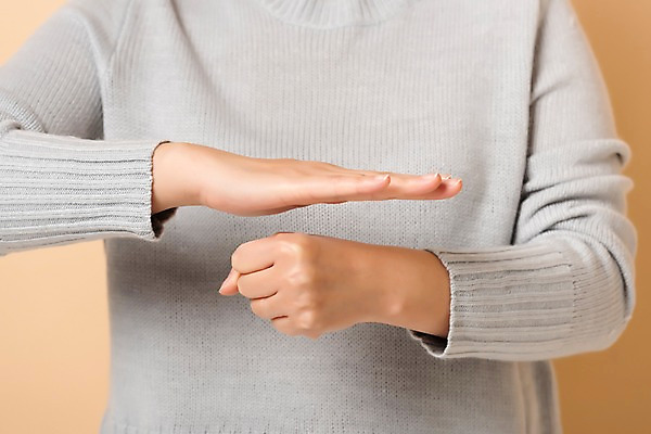 포토 JPG 스튜디오촬영 손 커뮤니케이션 실내 사랑 사람 손짓 상반신 앞모습 신체부위 30대 복지 소통 의사소통 베이지색배경 청각장애인 국내포토 감정 뷰포인트 백그라운드 컨셉 모션 내부 장년 장애인 사회이슈 베이지색 파일형식