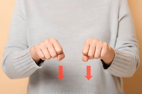 포토 JPG 스튜디오촬영 손 커뮤니케이션 실내 사람 손짓 상반신 앞모습 신체부위 30대 인사 복지 안녕 소통 의사소통 베이지색배경 청각장애인 국내포토 뷰포인트 백그라운드 컨셉 모션 내부 장년 예절 장애인 사회이슈 베이지색 파일형식