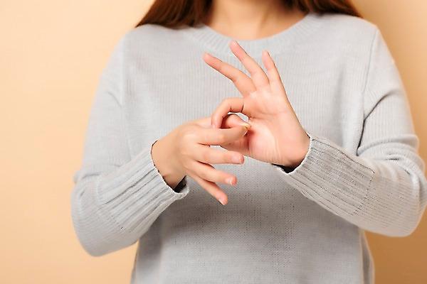 포토 JPG 스튜디오촬영 손 커뮤니케이션 실내 사람 손짓 상반신 앞모습 신체부위 30대 복지 소통 의사소통 베이지색배경 청각장애인 연락 국내포토 뷰포인트 백그라운드 컨셉 모션 내부 장년 장애인 사회이슈 베이지색 파일형식